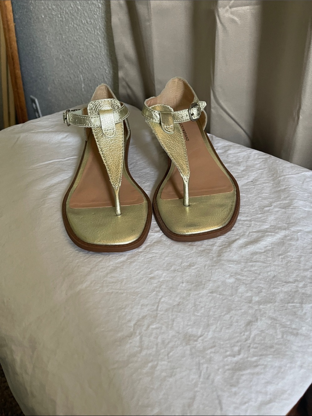 Lucky Brand Metallic Gold T-Strap Sandals Size 7.5 EUC. Selling on Amazon $84.44